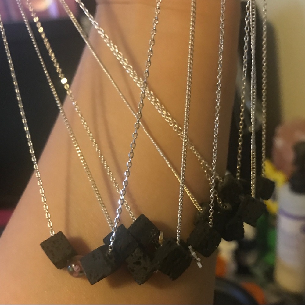 ✨ LAVA ROCK ESSENTIAL OIL DIFFUSER NECKLACE ✨ - Picture 5 of 5